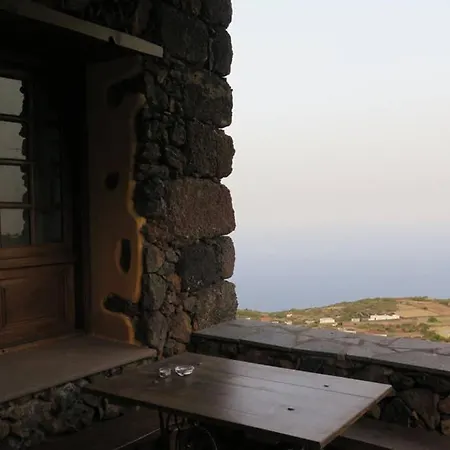 La Casa De La Lima Las Rosas (El Hierro)